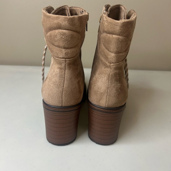 Pierre Dumas Women’s Sonata 4 Taupe Faux Suede Boots Size 8.5 NWOB - Picture 3 of 10